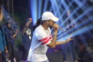 Jóvenes de la capital disfrutan espectáculo  con Mozart La Para y Lo Blanquito