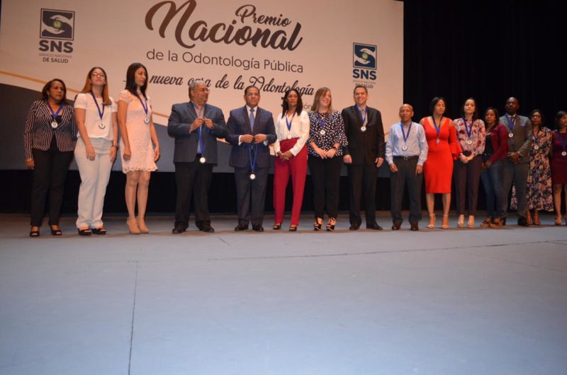 SNS reconoce a profesionales de la salud bucal en tercera edición del Premio Nacional de Odontología