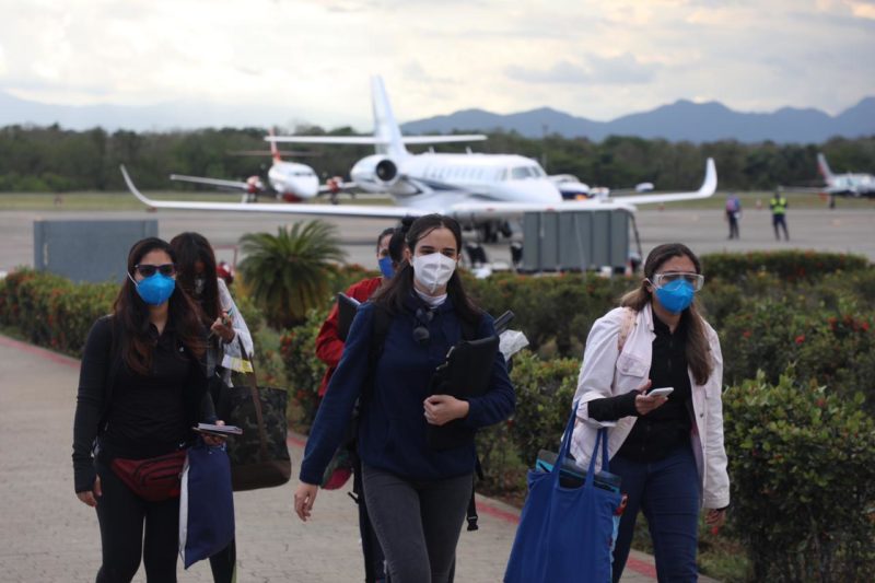 Gonzalo Castillo retorna 22 dominicanos desde Orlando y 9 doctoras que cursaban maestría en Brasil