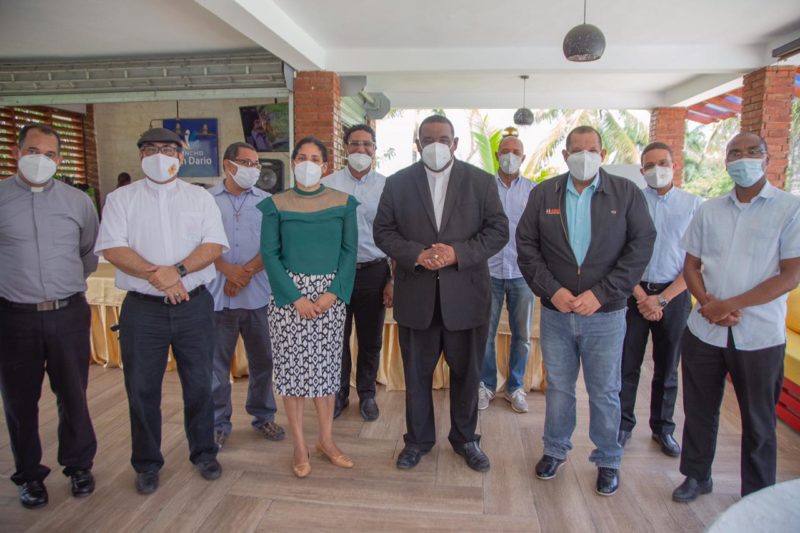 Alcaldía de SDN y la Iglesia Católica designan enlace para soluciones a problemas sociales en parroquias