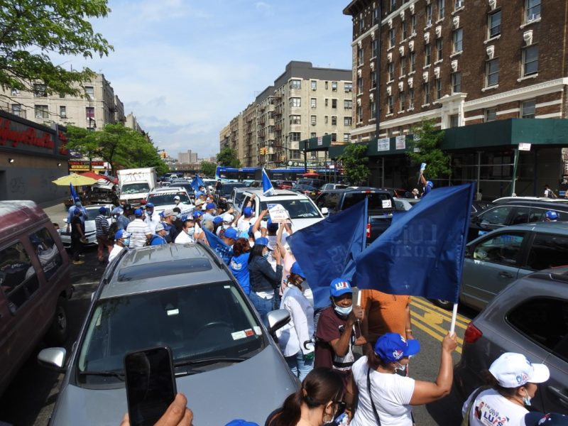 Perremeistas y aliados en Manhattan desafían la lluvia y realizan kilométrica caravana