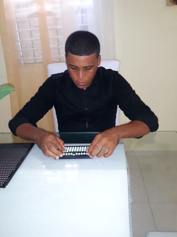 Maestro con discapacidad visual dice sentirse útil instruyendo a estudiantes con su misma condición