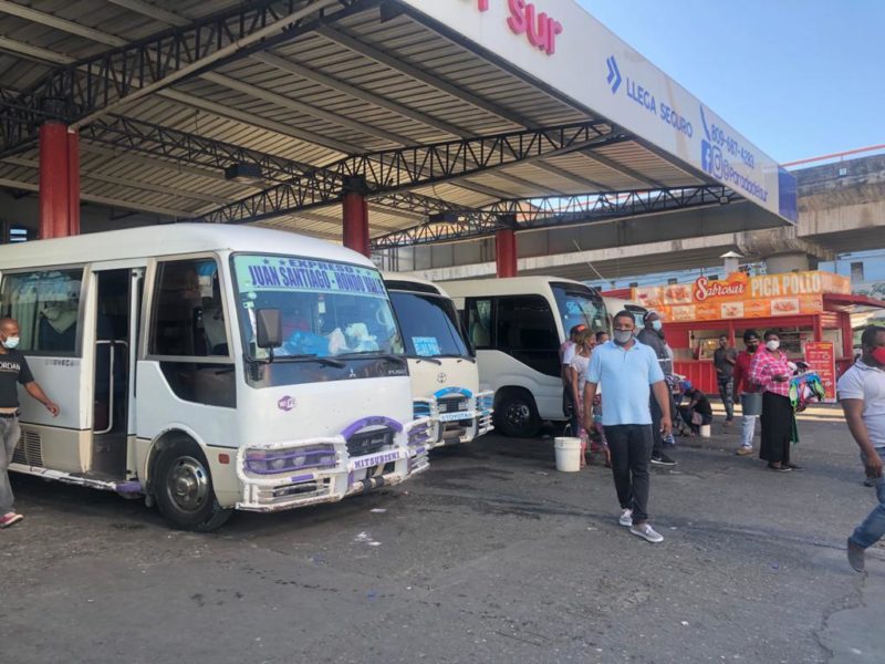 Choferes de guaguas se quejan por pérdidas en toque de queda