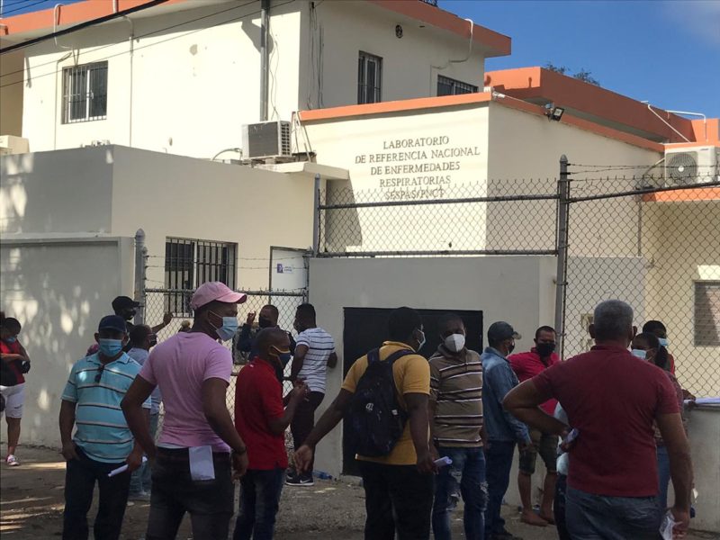 Decenas de personas siguen asistiendo al Laboratorio Nacional para hacerse pruebas PCR