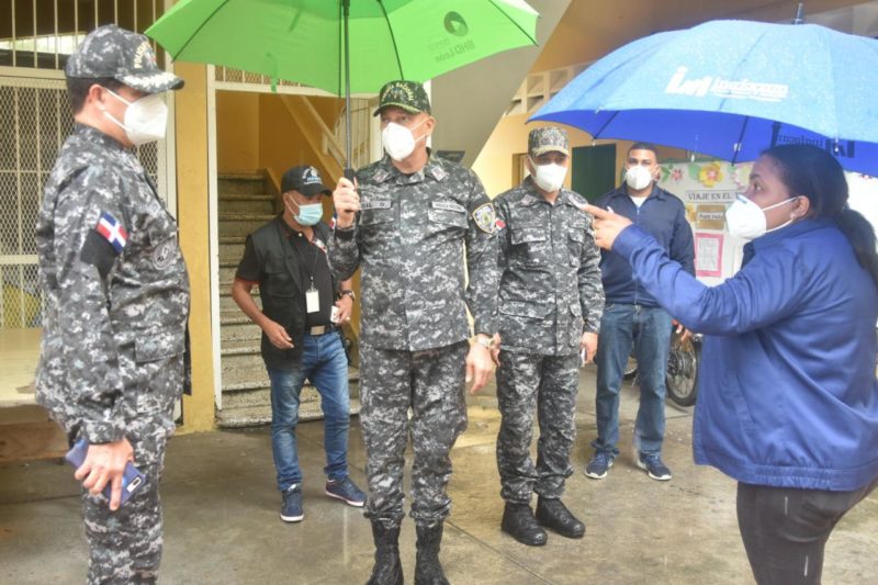 Policía Escolar y Regional 07 realizan recorrido por centros educativos que fueron usados como refugios ante el paso de la tormenta Isaías