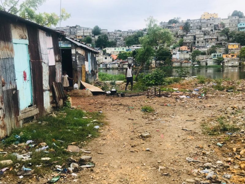 Lluvias por Isaías empiezan a sentirse y residentes en zonas vulnerables se preparan para lo peor