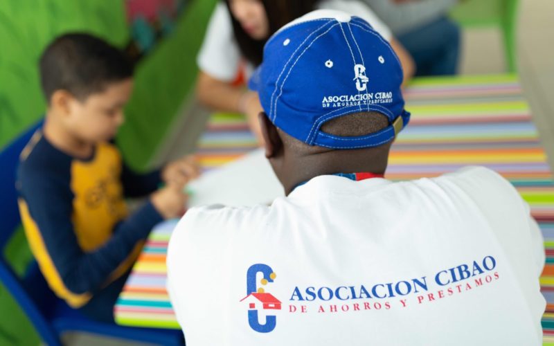 Junto a Asociaciones Sin Fines de Lucro (ASFL) con las que guarda relación, la institución financiera imparte capacitaciones a través de su Voluntariado Corporativo Profesional, especialmente en temas de finanzas personales dirigidas a niños, jóvenes y adultos.