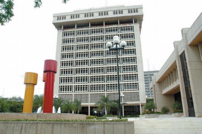 Economistas y comerciantes abogan por que RD$60 mil millones lleguen a quienes lo necesitan