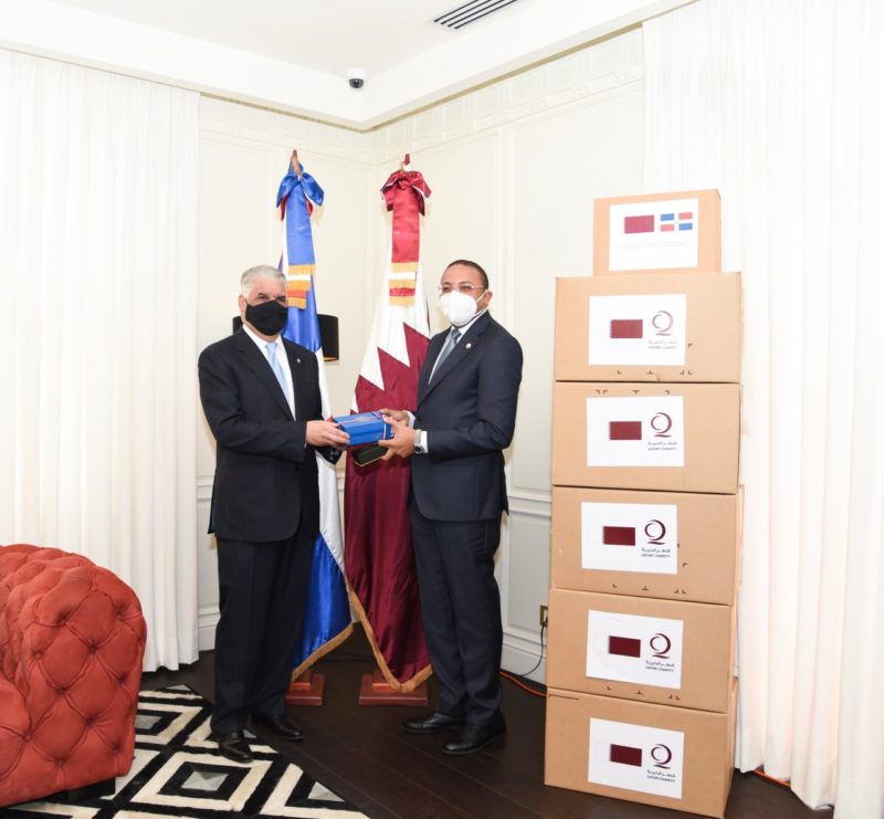 Canciller Miguel Vargas recibe donativo de insumos médicos de ONG Qatar 