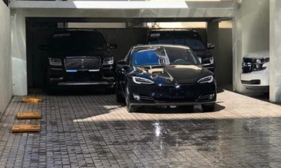 Presidente Abinader llega al Congreso Nacional a bordo de un auto eléctrico de alta tecnología