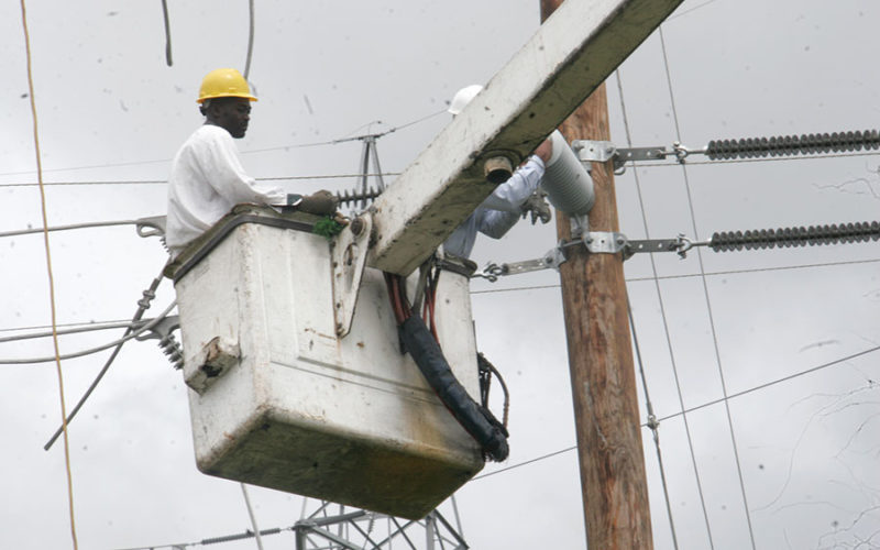 En barrios del DN se quejan por apagone