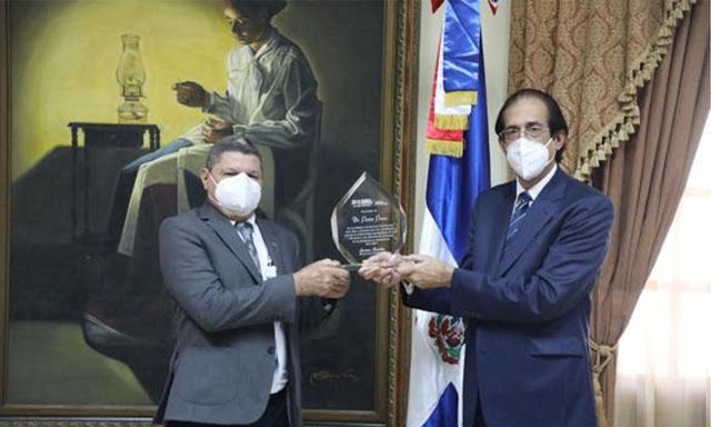 Ministro Montalvo reconoce labor del asesor Pastor Ponce en diferentes programas del gobierno