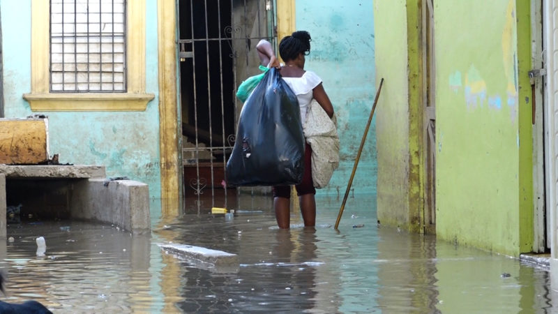 Con el agua al cuello están los moradores del barrio Las Cucarachas, en Sabana Perdida