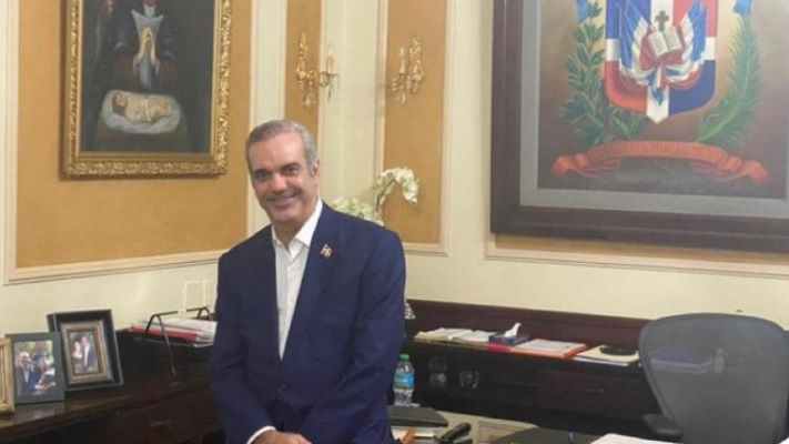 Abinader prohibe coloquen fotografías suyas en las instituciones públicas