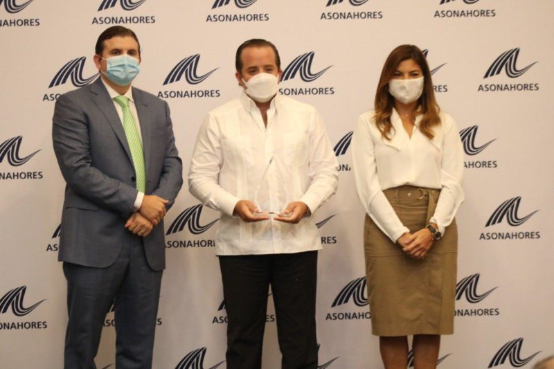 Paliza recibe reconocimientos de AIRD y ASONAHORES por sus aportes desde el Senado