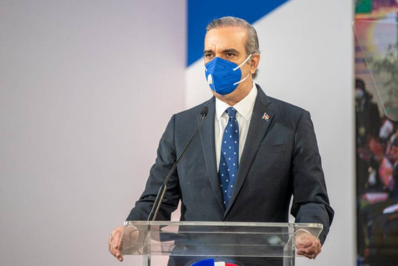 Presidente Luis Abinader se compromete a defender al consumidor