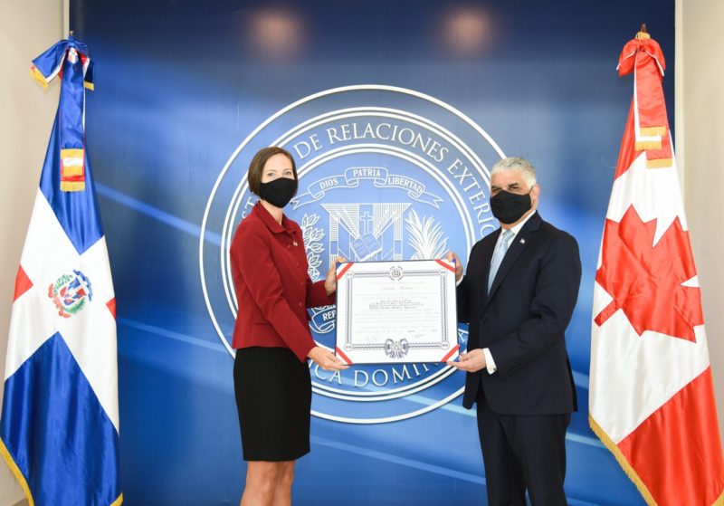 Canciller Vargas condecora embajadora Canadá al finalizar misión en el país