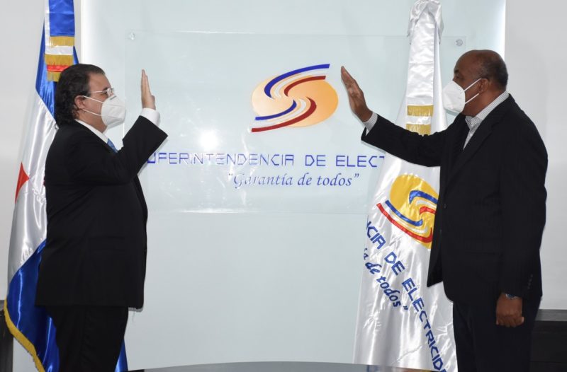 Ministro de Energía posesiona nuevo Superintendente de Electricidad