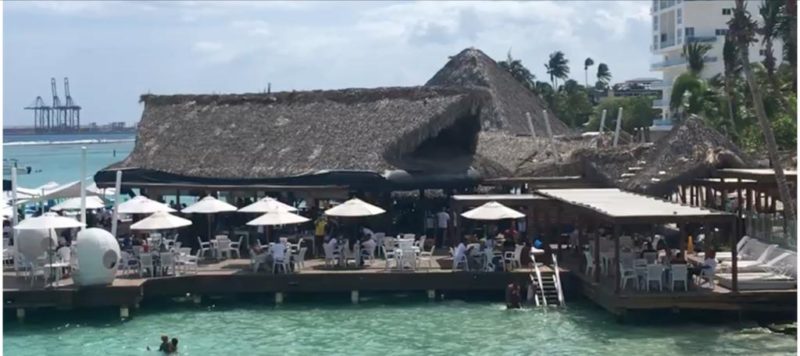 Fiesta sin distanciamiento social en el Restaurant EL PELICANO en Boca Chica