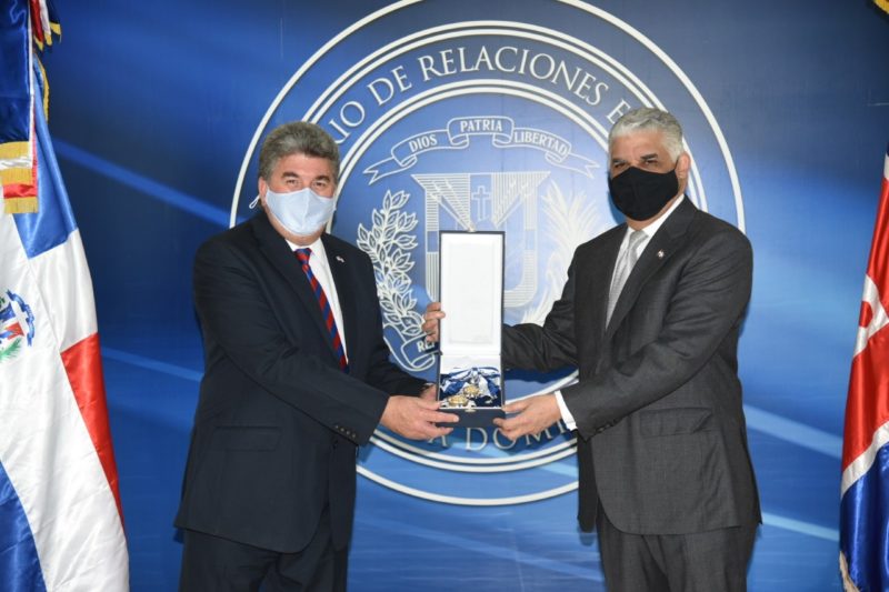 Canciller Miguel Vargas impone condecoración embajador británico  