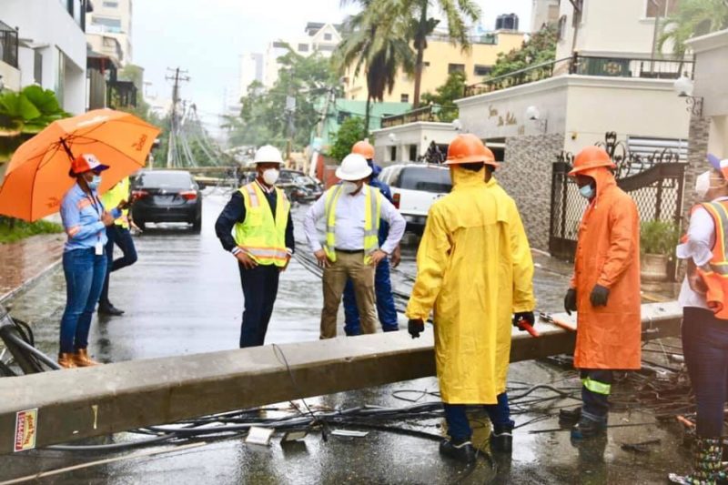 Sector eléctrico trabaja para restablecer servicio a 60 mil usuarios afectados