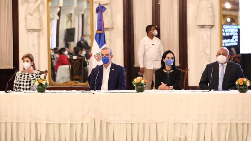 Presidente Luis Abinader y del ministro de Educación durante presentación plan para salvar el año escolar 2020-2021