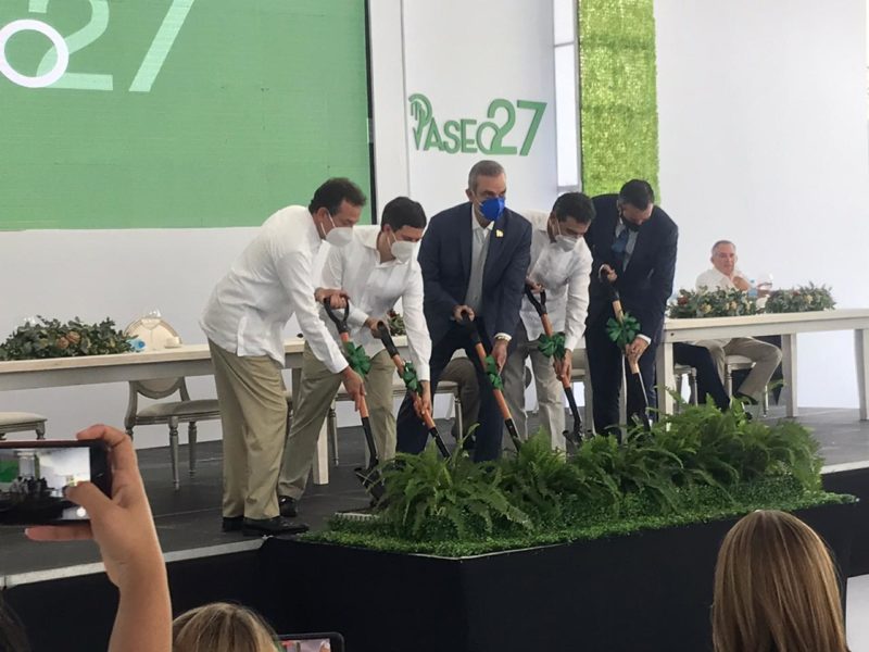 Presidente encabeza primer palazo para construcción Paseo 27 de Febrero