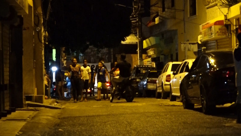 En barrios de la capital siguen violando el toque de queda ante ausencia de autoridades policiales