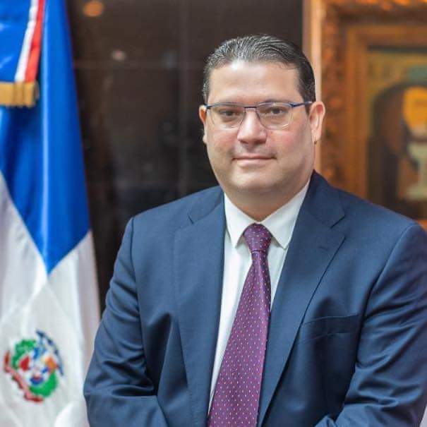 Director General de Aduanas se comunica con la presidenta del CDP