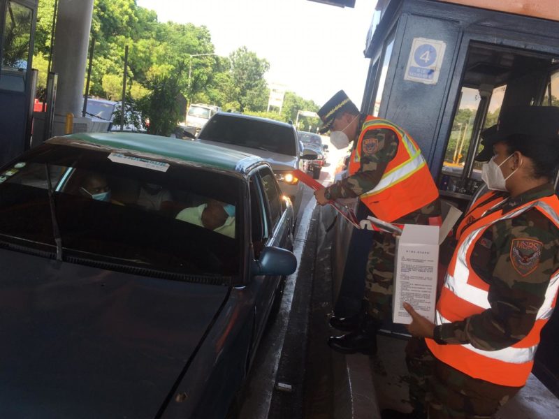Obras Públicas entrega mascarillas y triángulos reflectivos a conductores en estaciones de peaje