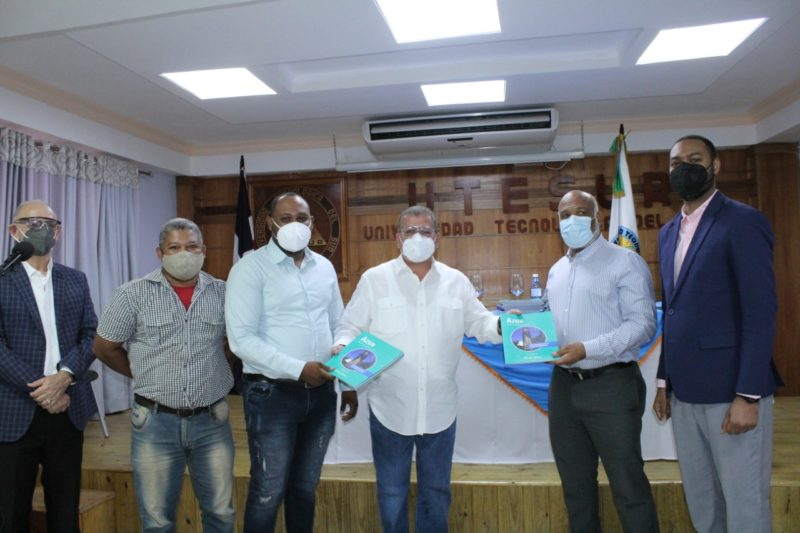 RD-2044 inicia en Azua entrega de libros para las 32 provincias del país.