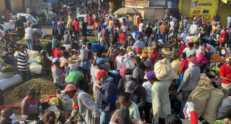 Comerciantes y transeúntes difieren sobre restricciones del estado de emergencia FacebookTwitterWhatsAppMás…