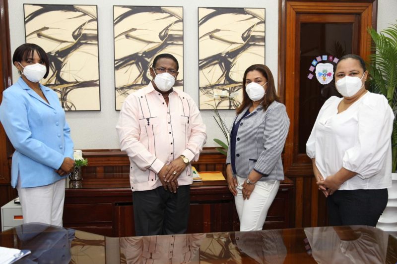 Director SRSM juramenta subdirectora Hospital Robert Read Cabral