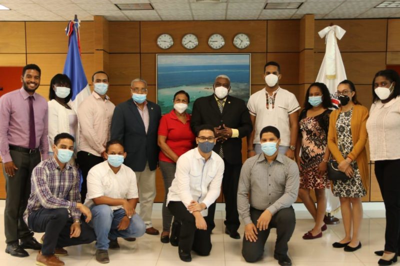 Rector ITSC, se reúne con estudiantes sobresalientes de la institución educativa.