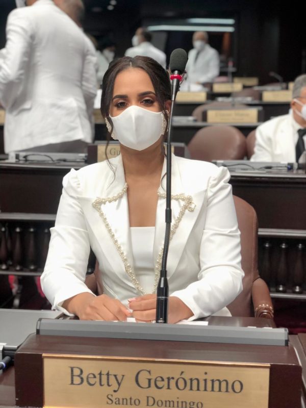 Diputada Betty Gerónimo somete resolución solicita una extensión de la UASD en Santo Domingo Norte