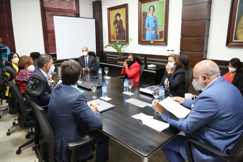 Ministro de Educación se reúne con ex directores de Distritos Educativos que pasan a asesorar el Plan de Educación»