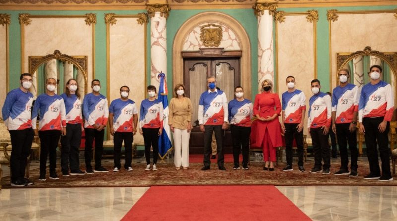 Presidente Luis Abinader recibe estudiantes meritorios del área de ingeniería del INTEC