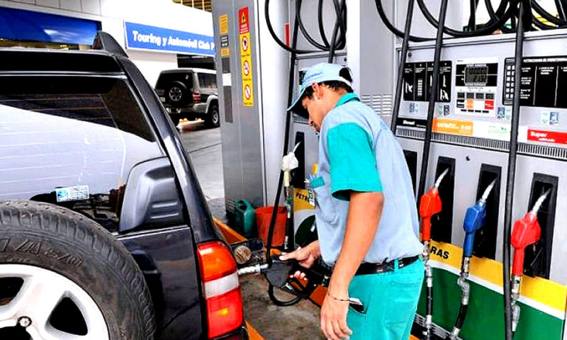 Gobierno anuncia rebaja en precios de los combustibles
