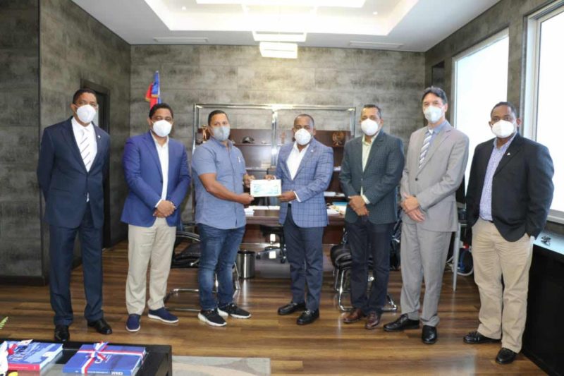 Departamento Aeroportuario entrega recursos para culminación Helipuerto de Barahona