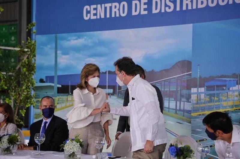 Cervecería inaugura centro de distribución con la presencia de Raquel Peña e Ito Bisonó.