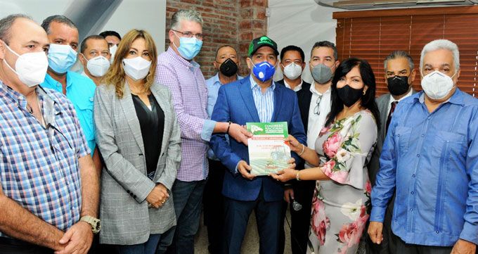 Ministro Agricultura recibe plan estratégico 2020-2021 de parte de CONFENAGRO