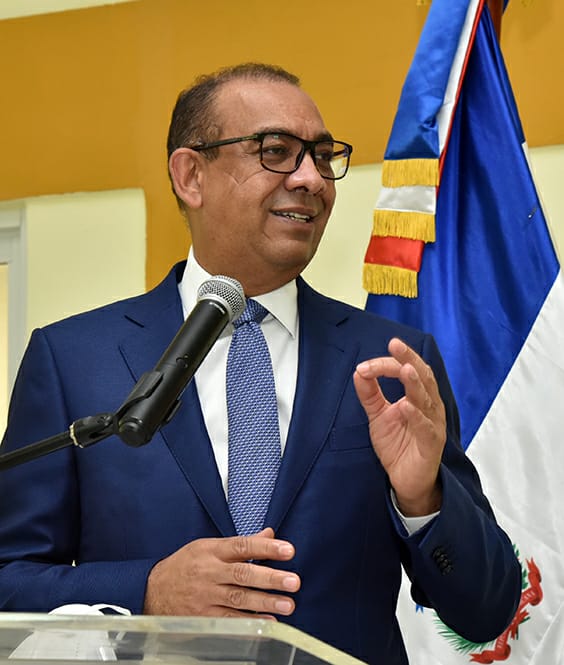 Deligne Ascención dispone medidas de austeridad y transparencia en el MOPC