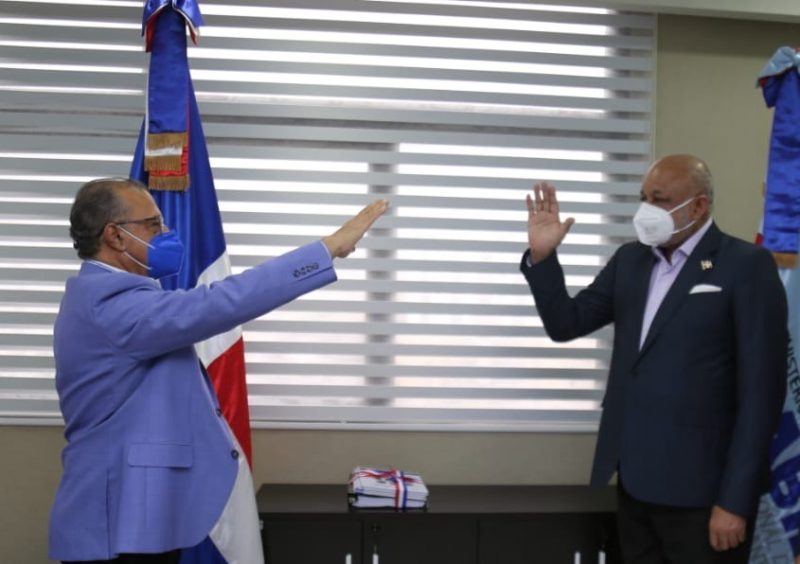 Ministro de Educación, Roberto Fulcar, juramenta director de INABIE