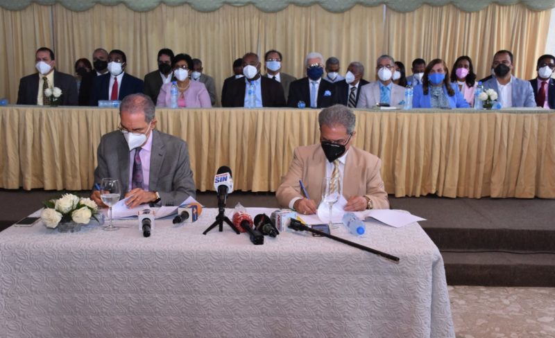 MESCYT y CMD firman acuerdo interinstitucional con miras a fortalecer la carrera de medicina en el país