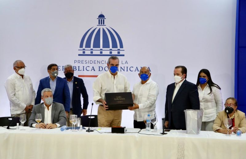 Presidente crea en Santiago Comisión para solucionar problemas de los tanqueros