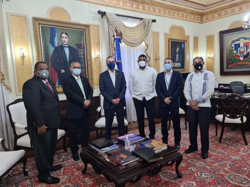 Recibe en su despacho comisión de trabajo.