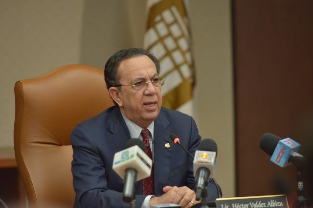 El gobernador del Banco Central Héctor Valdez Albizu y el embajador de Reino Unido Mr. Mockbul Ali Obe se reunieron para promover nuevas alianzas