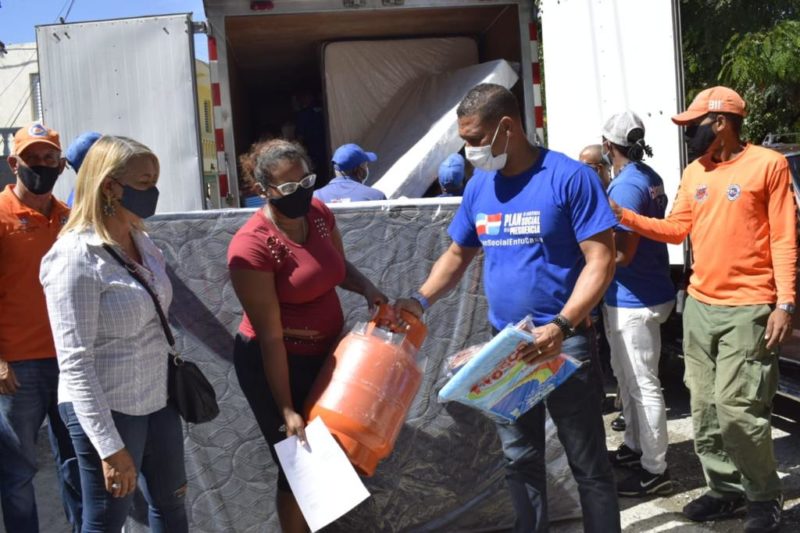 Plan Social da primera asistencia a 12 familias afectadas por incendio en Santiago