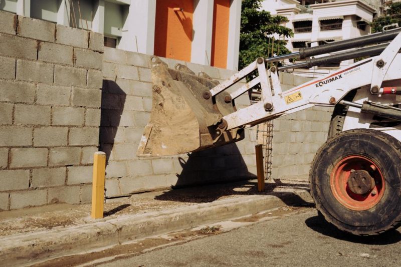 ADN detiene construcción que ocupaba el perímetro de la acera