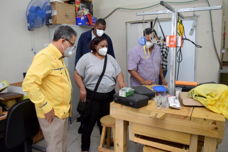 Eléxido Paula asume el compromiso de reabrir la Escuela de Orfebrería de la DGDC